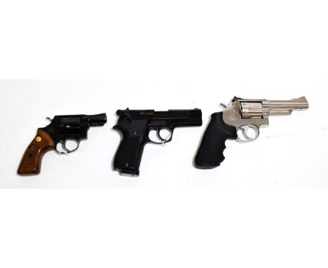 PURCHASER MUST BE 18 YEAR OF AGE OR OVER A Walther P88-8 Compact Blank Firing Automatic Starting Pistol, with blackened finis