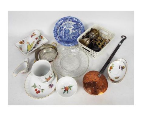 A mixed lot comprising ceramics to include Spode Italian blue and white bowl, Royal Worcester Evesham tableware, metal ware a