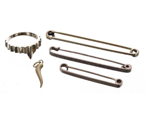 18ct pendant, 0.7gm; 14ct pin brooch, 3.4gm; two 9ct bar brooches, 3.8gm; 14ct ring, 4.3gm (5) 