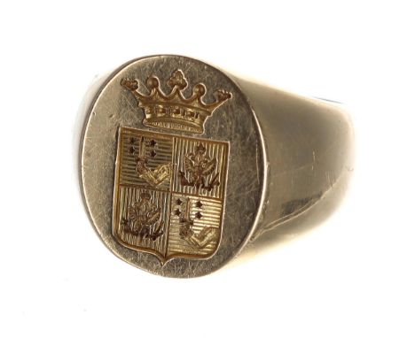 18ct gentleman's intaglio ring depicting a shield crest, 18.8gm, width 17mm, ring size T/U&nbsp; 