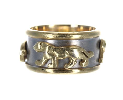 Designer 18ct bicolour band ring, set with three panthers on a white ground, stamped 'AYKA 18', width 11mm, 15.4gm, ring size