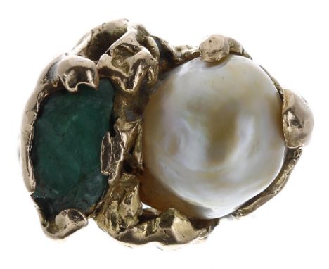 Unusual 18ct designer ring in the style of  Andrew Grima, set with a Baroque pearl and uncut emerald, width 18mm, 15.7gm, rin