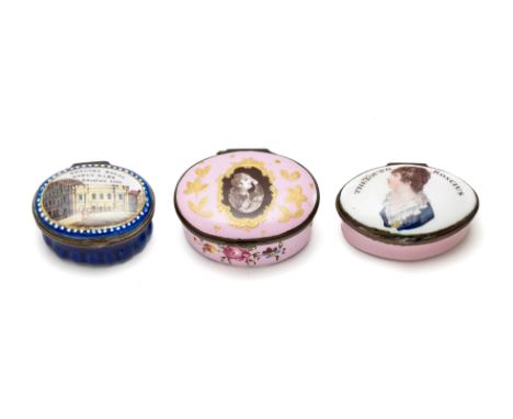 A GROUP OF THREE ENGLISH ENAMEL PATCH BOXES OF THEATRICAL INTEREST, SOUTH STAFFORDSHIRE, EARLY 19TH CENTURY all oval, one lid