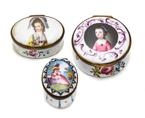 AN ENGLISH ENAMEL SMALL BOX, SOUTH STAFFORDSHIRE, CIRCA 1765 circular, painted with a roundel of a young woman in a pink dres