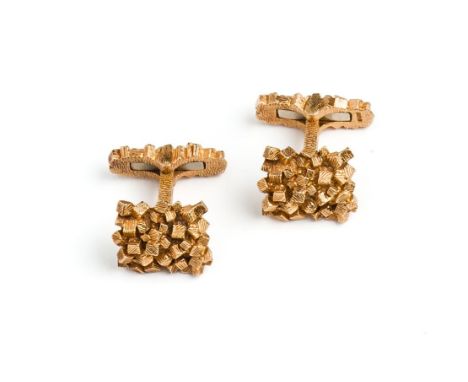 PAIR OF GOLD CUFFLINKS, PROBABLY ALAN MARTIN GARD, LONDON, 1969 each rectangular plaque of textured jumbled cubes, hallmarked