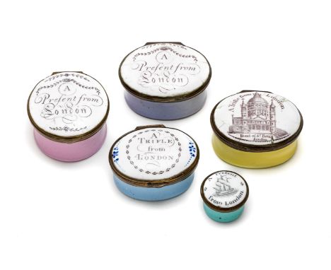 A GROUP OF FOUR ENGLISH ENAMEL 'LONDON SOUVENIR' PATCH BOXES AND ONE PILL BOX AND COVER, SOUTH STAFFORDSHIRE, LATE 18TH CENTU