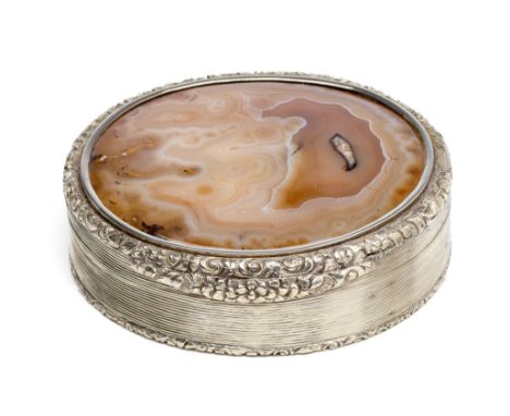 AN AGATE MOUNTED BOX, UNMARKED, PROBABLY ITALIAN 20TH CENTURY oval, the lid of moss agate, the mounts, sides and base in Geor