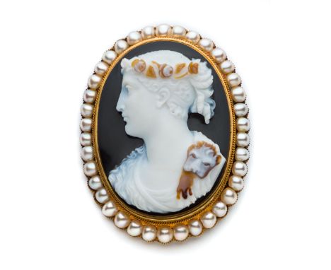 AN ITALIAN SARDONYX CAMEO OF OMPHALE, PROBABLY ROMAN CIRCA 1810-20 carved in relief through the brown band of the floral head