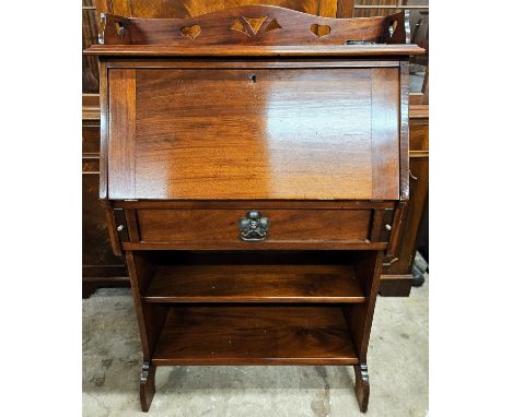 Art Nouveau style mahogany fall front writing bureau. Approx. 118 x 71 x 32cms
reasonable used with minor scuffs scratches et