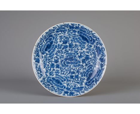 Title: A Chinese blue and white charger with floral design, Kangxi Description: Dimensions:  Dia.: 38,5 cm   