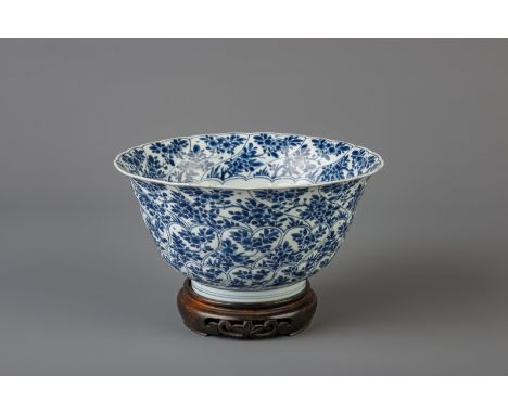 Title: A Chinese blue and white bowl with floral design, Kangxi Description: Dimensions:  H 11 cm - Dia.: 21,5 cm   