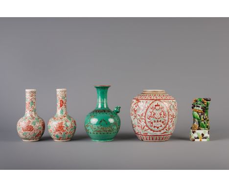 A Chinese famille verte ginger jar, a pair of vases, a temple lion and a green ground kendi, 19th/20th C.Dimensions:H 23 - 17