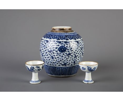Title: A Chinese blue and white ginger jar and two stem cups with floral design, Qianlong Description: Dimensions:  H 18,9 - 
