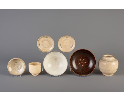 Title: Six Vietnamese glazed saucers and bowls and a vase, 10th/15th C. Description: Dimensions:  H 13,7 - 2,3 cm - Dia.: 18,