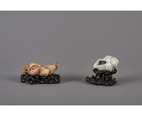 Title: A Chinese crackle glazed brushwasher and a biscuit scroll weight, 19th/20th C. Description: Dimensions:  H 8 - L 9,5 c