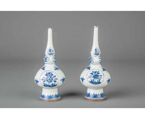 Title: A pair of Chinese blue and white Islamic market sprinklers, Kangxi Description: Dimensions:  H 20,2 - 19,9 cm   