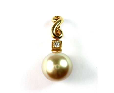 An 18ct yellow gold (stamped 750) pendant set with a natural cream pearl and a diamond, L. 2.7cm.
