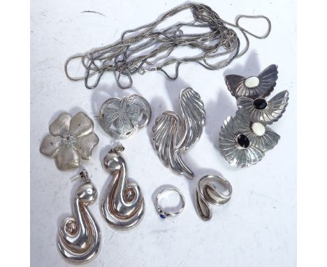 Assorted pairs of sterling silver earrings, brooches and chains 