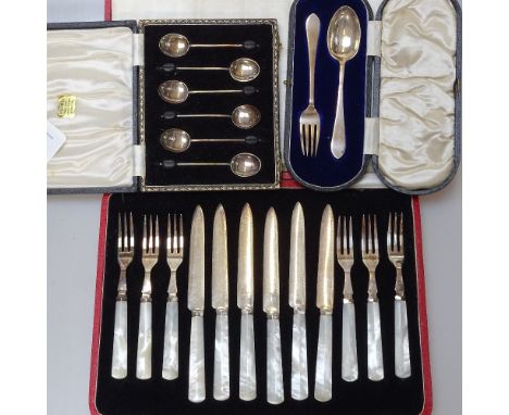 An Art Deco cased dessert service or 6 people, with mother-of-pearl handles, a cased set of 6 silver bean-end coffee spoons, 