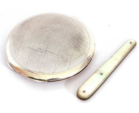 Mixed Lot: silver lady,s compact of circular form, engine turned decorated back and front, hinged with two clasps, Birmingham