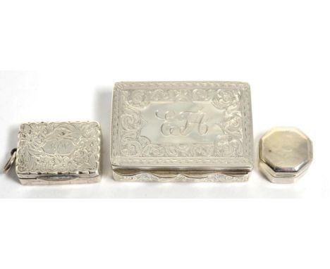 A small octagonal George III silver vinaigrette, John Turner, Birmingham 1804 (split to cover); a Victorian silver snuff box,