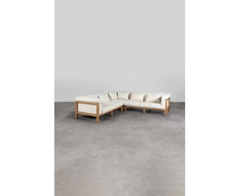 JULES WABBES (1919-1974)Canapé d'angle modulable trois pièces, modèle 800, en bois clair, avec embouts carrés en métal aux pi