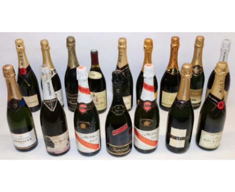 Collection of champagne, wine and sparkling wine, c1980s, incl. Moet et Chandon, 1986 Châteauneuf-du-Pape, etc. 