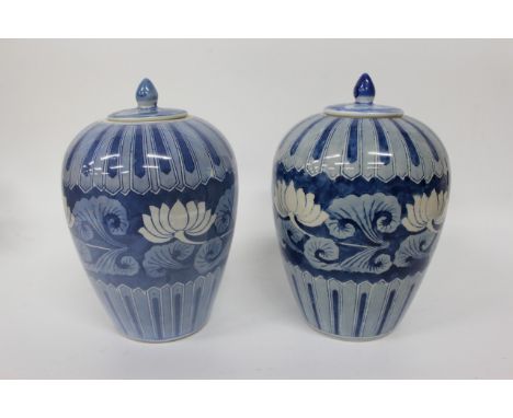 A QUANTITY OF MODERN ORIENTAL CERAMICS TO INCLUDE a pair of blue and white ginger jars of baluster form, two further cream gr