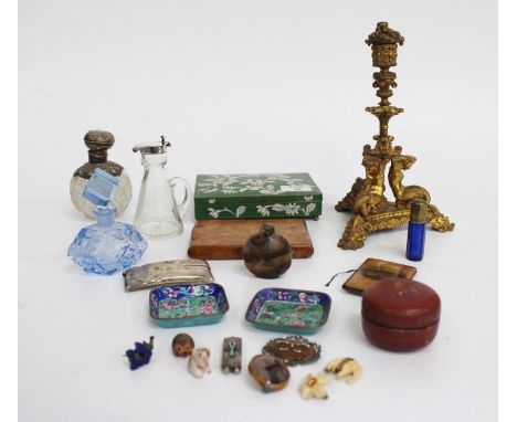 A SMALL QAUNTITY OF BIJOUTERIE to include an Oriental snuff bottle carved with figures within a landscape, a Victorian silver