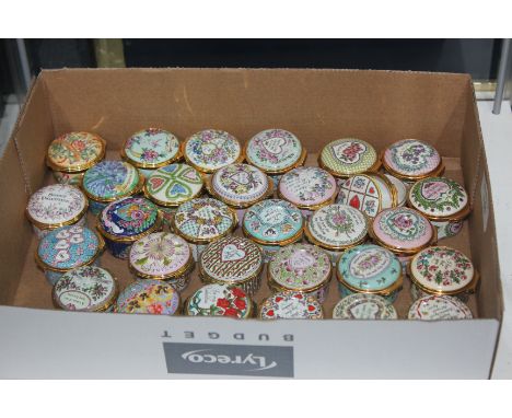 A GROUP OF THIRTY HALCYON DAYS ENAMEL CIRCULAR VALENTINES DAY BOXES with dates ranging from 1979 through to 2008 (30)