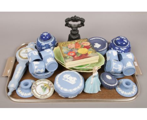 A tray of collectables to include Carltonware leaf dishes, Noritake, Chinese ginger jars with covers, along with a selection 