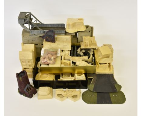 Model kit houses - A collection of made up / finished houses etc, of varying types and sizes, to include rasin, clay and plas