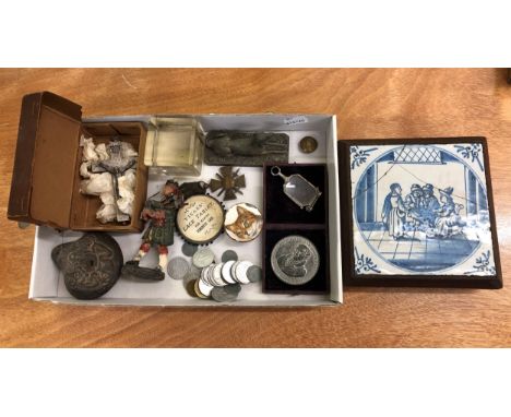 A rummage tray of antique and vintage oddities / collectablesto include a Roman oil lamp; white metal INRI crucifix; Vicars L