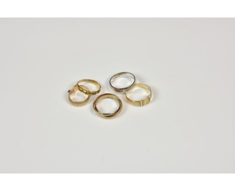 A small collection of five 9ct gold rings comprising a three colour ladies Russian wedding ring, 3mm bands, size T; belt buck