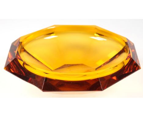 Art Deco-Glasschale, Moser, Karlsbad um 1930, bernsteinfarbenes Glas, Dm. 21,5 cm