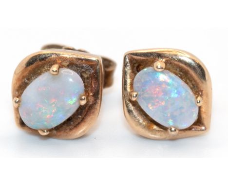 Ohrstecker, 10 k GG, mit ovalem Multicolor-Opal-Cabochon besetzt, Ges.-Gew. 1,60 g, L. 9 mm