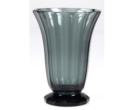 Art Deco-Vase, Moser Karlsbad um 1930, rauchfarbenes Glas, facettiert geschliffen, leicht ausgestellter Rand, H. 15 cm