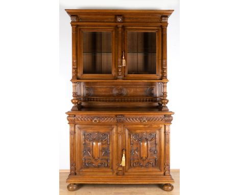 Gründerzeit-Buffet, Nußbaum, 3-teilig, reich beschnitzt, 2-türiges Unterteil mit 2 Schubladen, Mittelteil mit 2 Säulen und Ga