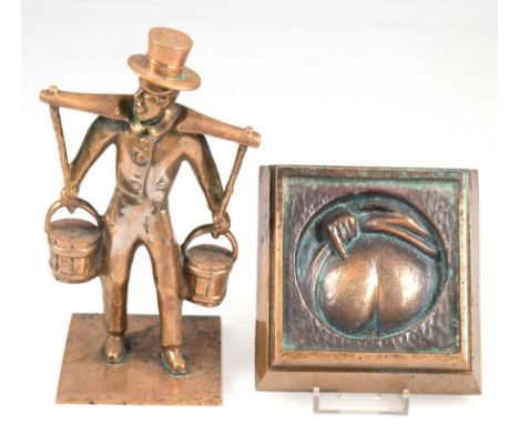 Messing-Figur "Hummel- Hamburger Wasserträger", abnehmbarer Sockel innen mit Relief "Mors (Hintern)", Ges.-H. 22,5 cm
