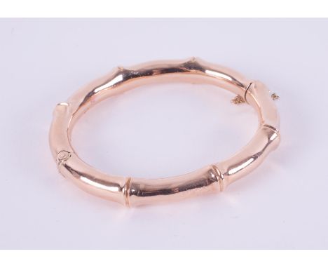 An antique 9ct rose gold bamboo design hinged bangle, London hallmark 1916-17, with safety chain, width of inside of bangle 6