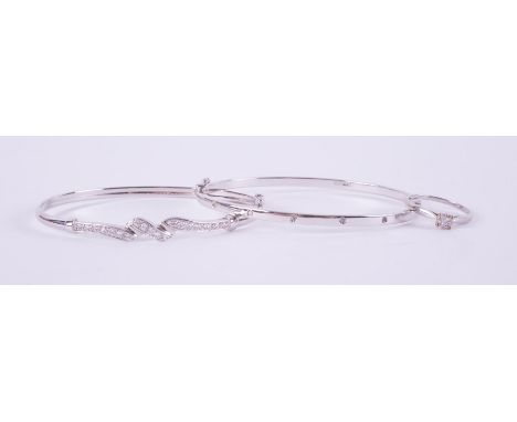 A mixed lot including a 9ct white gold bangle set with five small round cut diamonds, oval diameter 6cm, 4.73gm, a 9ct white 