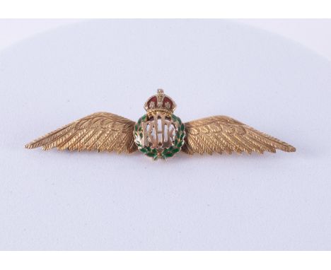 A 9ct yellow gold &amp; red &amp; green enamel RAF brooch, measuring approx. 5,5cm x 1.5cm, pin &amp; safety catch, 3.27gm.