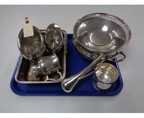 A tray of twentieth century plated wares, Sheffield plate, Milk jug and sugar basin, tankards, comport etc 