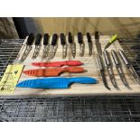 LOT: (17) Couteaux variés + Planche ''Butcher Block''