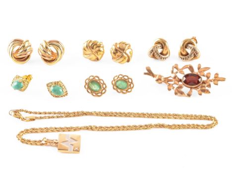 A group of gold jewellery, to include a 9ct rose gold floral brooch set to centre with a garnet, a pair of 9ct yellow gold tu