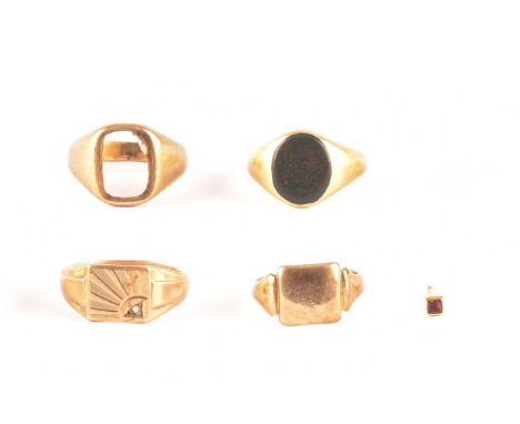 A group of 9ct yellow gold jewellery, including a yellow gold bloodstone ring, size O 1/2, two yellow gold signet rings, one 