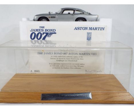 Danbury Mint - James Bond  limited edition Aston Martin DB5 in 1:24 scale, mint condition in original packaging and perspex c