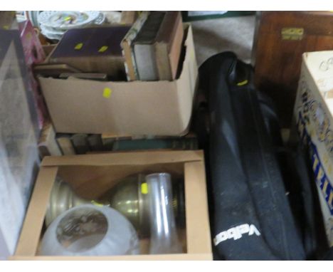 A QUANTITY OF SUNDRIES TO INCLUDE BOOKS, OIL LAMP ETC 