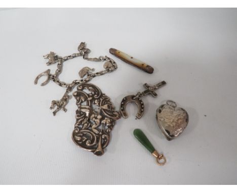 A SMALL BAG OF COLLECTABLE'S TO INCLUDE A SILVER CHARM BRACELET STAMPED STERLING, SMALL JADE PENDANT ON YELLOW METAL MOUNT SU