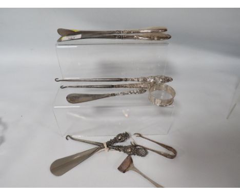 A SELECTION OF HALLMARKED SILVER COLLECTABLE'S TO INCLUDE SILVER HANDLED BUTTON HOOKS, SHOE HORNS ETC 